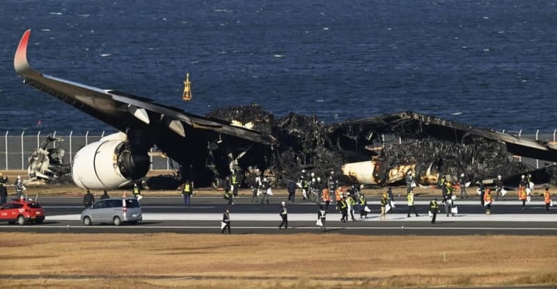 羽田空港のＣ滑走路で海上保安庁の航空機と衝突して炎上し、焼け焦げた日本航空機＝２０２４年１月４日、東京都大田区