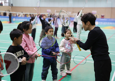 寧夏回族自治区にある体育館で児童にバドミントンを教える先生（2024年1月8日撮影、資料写真）。