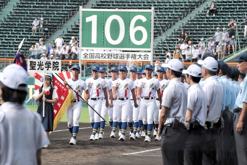 第１０６回全国高校野球選手権大会の開会式で入場行進する聖光学院ナイン＝７日、甲子園球場