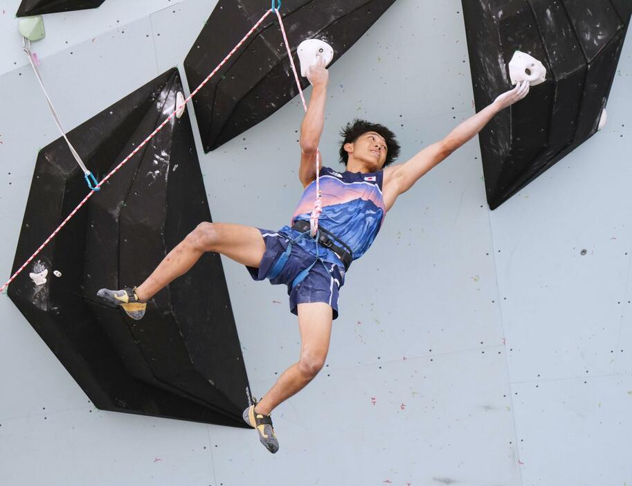 パリ五輪のスポーツクライミング男子複合決勝でリードの課題に挑む安楽宙斗。銀メダルを獲得した＝9日、パリ郊外（共同）