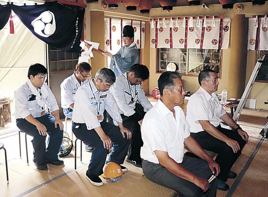 おはらいを受ける出席者=輪島市の奥津比咩神社