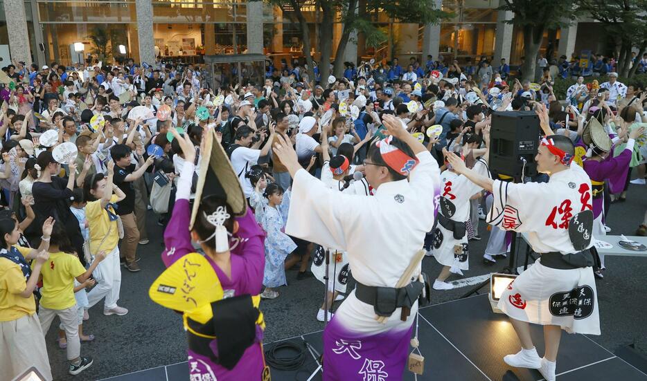 最終日を迎えた徳島市の阿波おどりで、踊りを楽しむ人たち＝15日夕