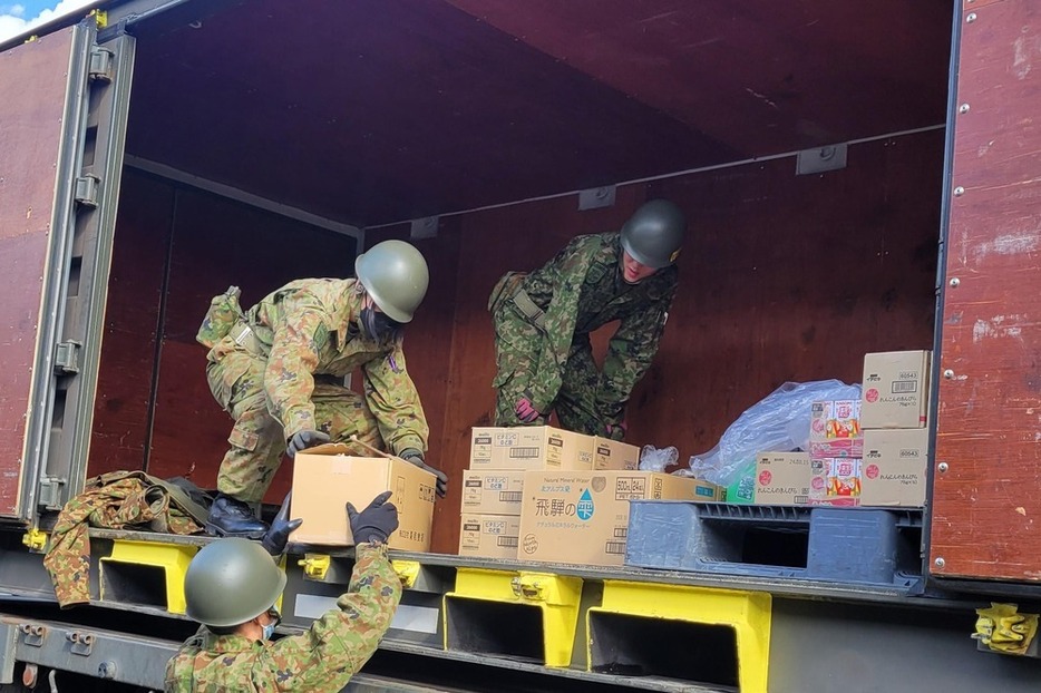 能登半島地震に際して被災地へ支援物資を運ぶ自衛官たち。道路が寸断された集落には徒歩で食料等を届けた（陸上自衛隊Facebookより）