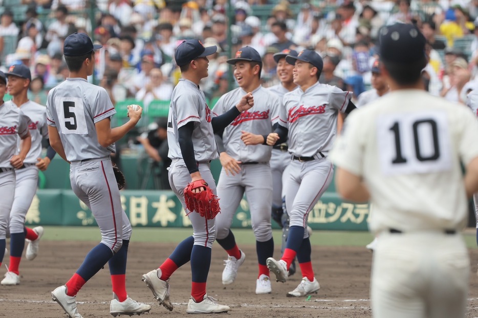 勝利した京都国際の選手達