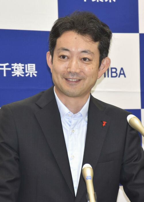 記者会見する千葉県の熊谷俊人知事＝22日午前、千葉県庁