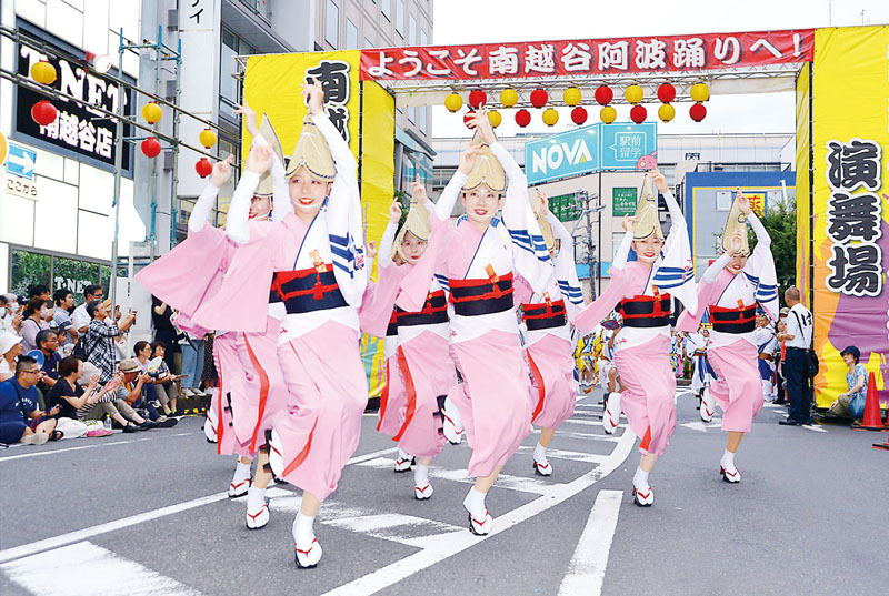 優雅な踊りで観衆を魅了する南越谷阿波踊り＝24日午後5時半過ぎ、越谷市南越谷1丁目の特設演舞場