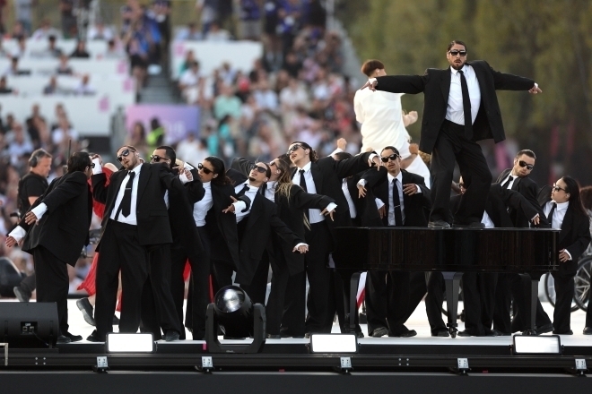 パリパラ開会式の序盤でダンスパフォーマンスを披露した“黒スーツ軍団”。(C)Getty Images