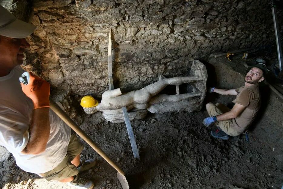 現在のブルガリア西部に位置する古代都市ヘラクレア・シンティカの発掘作業中に石像を発見した考古学者たち。