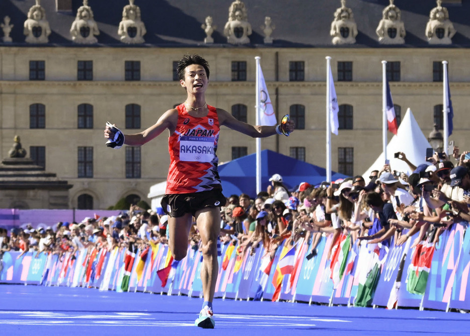 男子マラソン　6位でゴールする赤崎暁＝パリ（共同）