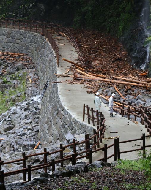 手すりが流失し、立ち入り禁止となった高千穂峡の遊歩道＝３０日午前、高千穂町三田井