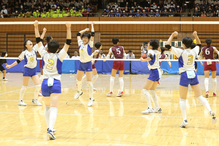 前回大会で四連覇を達成した金蘭会中（大阪）【写真：月刊バレーボール】