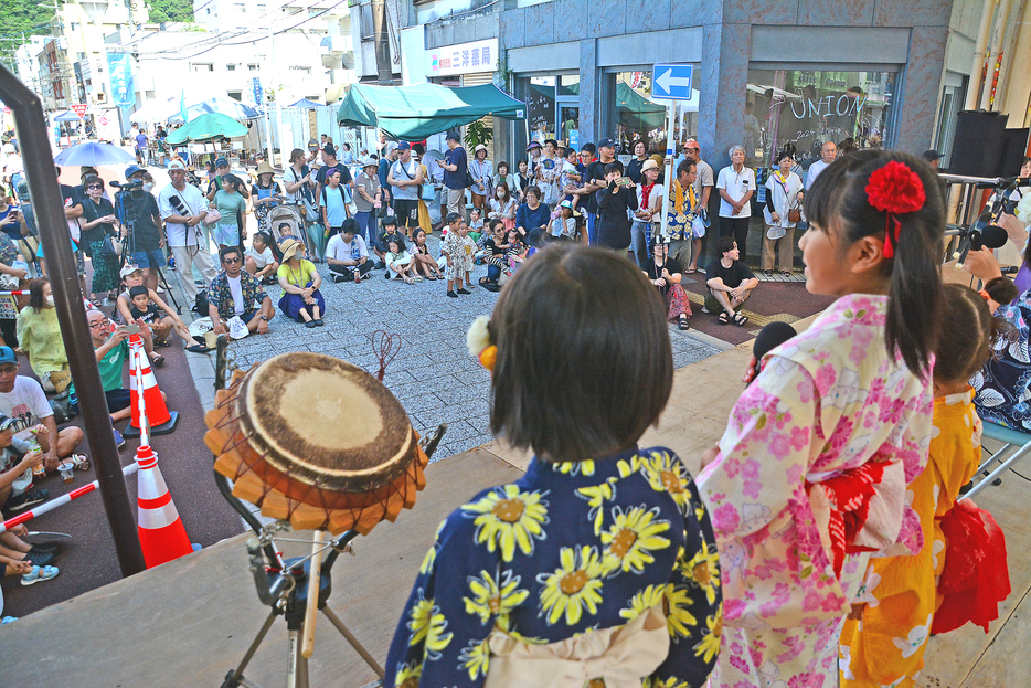 多彩なパフォーマンスで盛り上がり、多くの人でにぎわった特設ステージ＝10日、鹿児島県奄美市名瀬