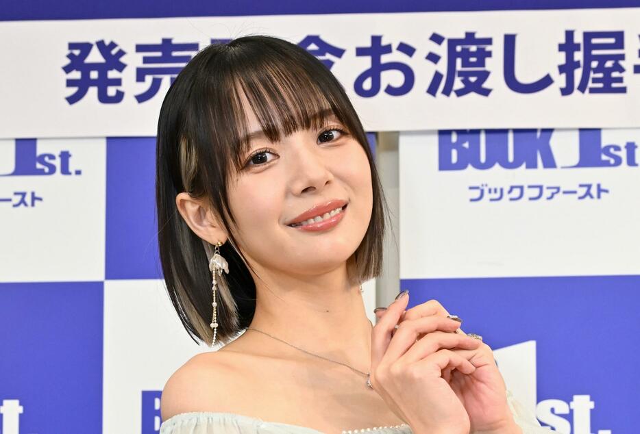 写真集「おかぴのぴ」の発売記念イベントに登場した岡田紗佳さん