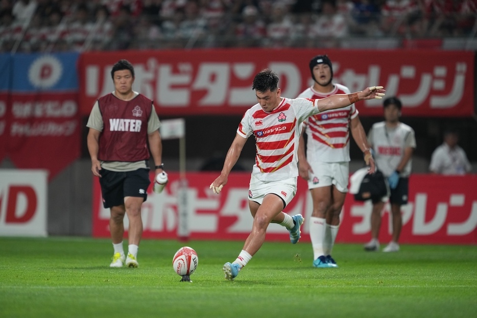 7月13日ジョージア戦、給水係として李承信のプレースキックを見守る立川理道（左）（撮影：イワモトアキト）