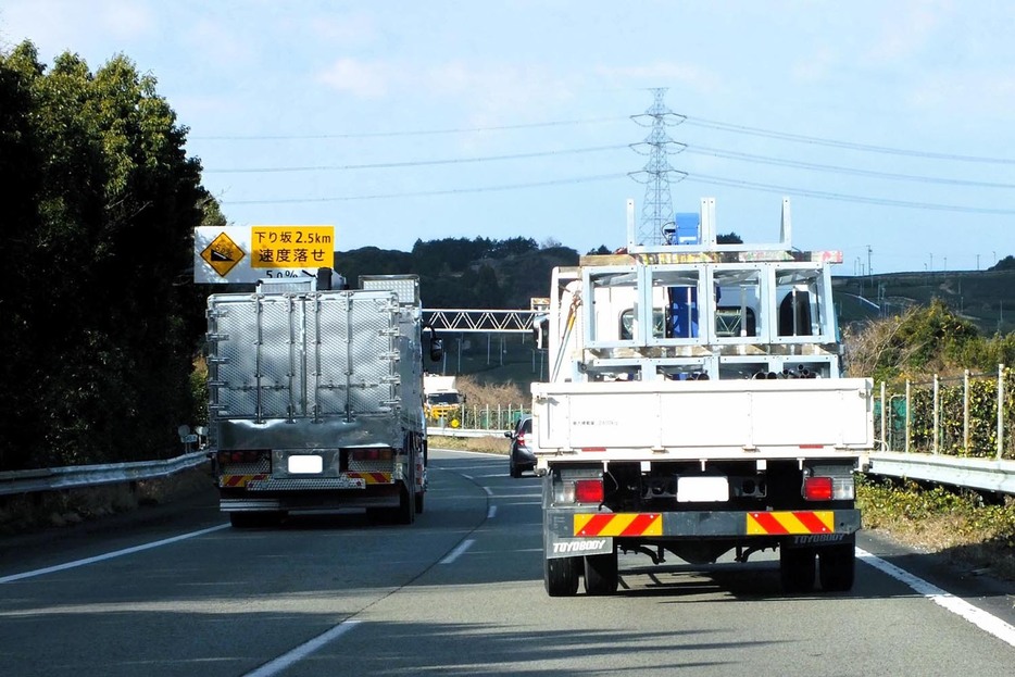 トラックが事故を起こすと、車体が大きいだけに重大事故になりやすい。なので国土交通省は運送事業者に対し、ドライバーに向けた適切な指導監督をするように義務付けている。また、条件が当てはまる人には「特別教育」を実施するなど、万全の体制を整えている。