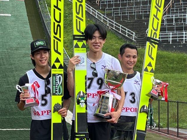 男子 優勝・佐藤慧一選手(中)、2位・二階堂蓮選手(左)、3位・内藤智文選手(右)