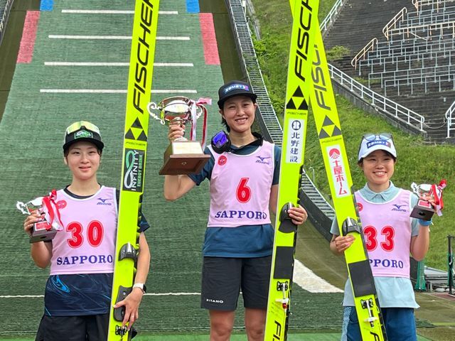 女子 優勝・丸山希選手(中)、2位・葛西春香選手(左)、3位・伊藤有希選手(右)