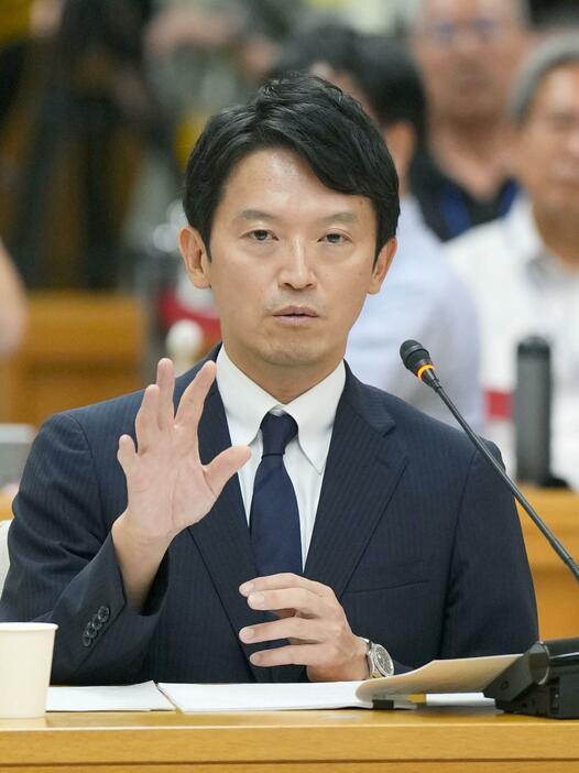 兵庫県議会の百条委員会で証人尋問に応じる斎藤元彦知事＝30日午後