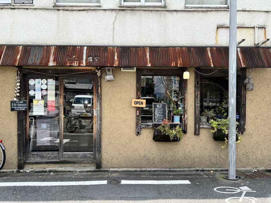 土壁に錆びたトタン屋根が味わい深い　PHOTOGRAPH BY JUNKO AMANO