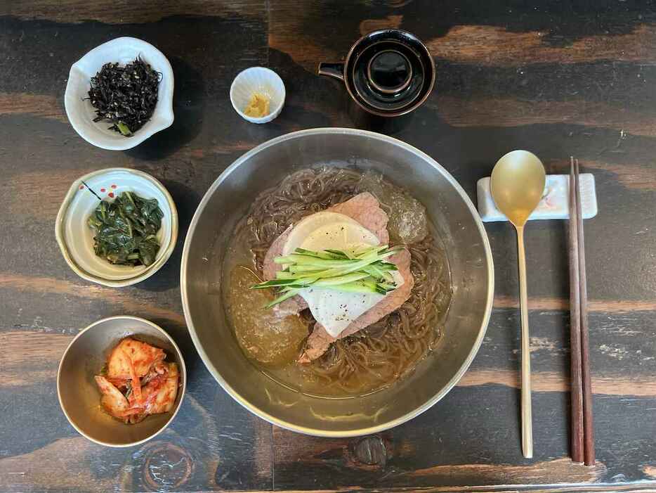 副菜3品が付いた韓国冷麺定食￥1,100　PHOTOGRAPH BY JUNKO AMANO