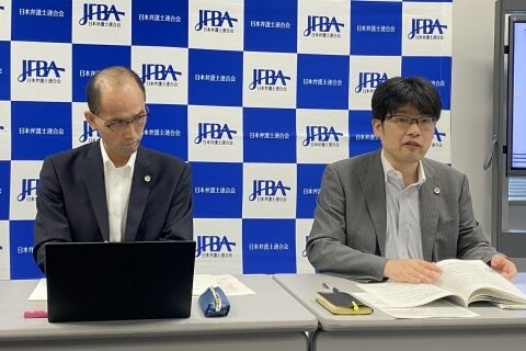 日弁連の定例会見。左から穂積学弁護士、野呂圭弁護士。（2024年8月7日／弁護士ドットコム）