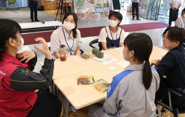 女性技術者の体験談やアドバイスに耳を傾ける参加者＝２５日午後、宮崎市・九州電力宮崎支店