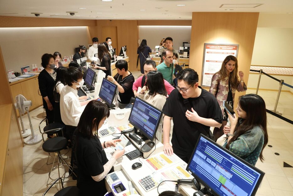 銀座の百貨店の免税カウンター。訪日客の急増でいつも混雑する