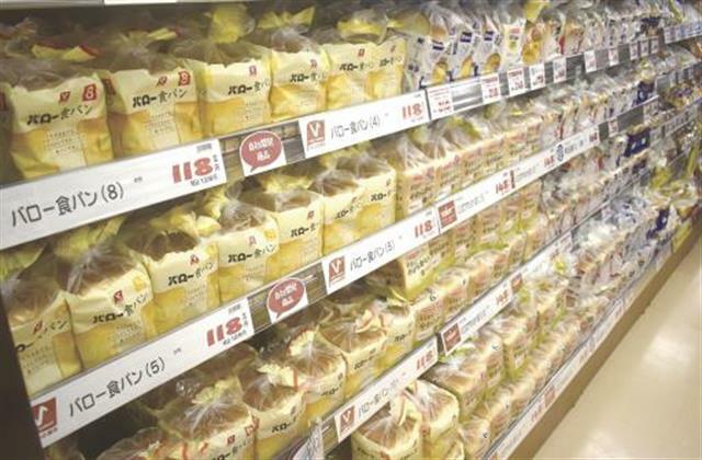 食品スーパーでは、毎日の暮らしに欠かせない品を独自のオリジナル商品として販売する（写真はバローのＰＢ商品・バローセレクト）