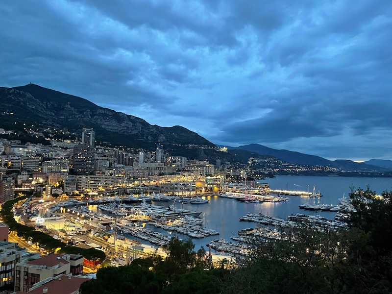 マリーナにはいくつものスーパーヨットが停泊しています。山と海が織りなすモナコの美しい夜景は、いつ見ても癒やされます。