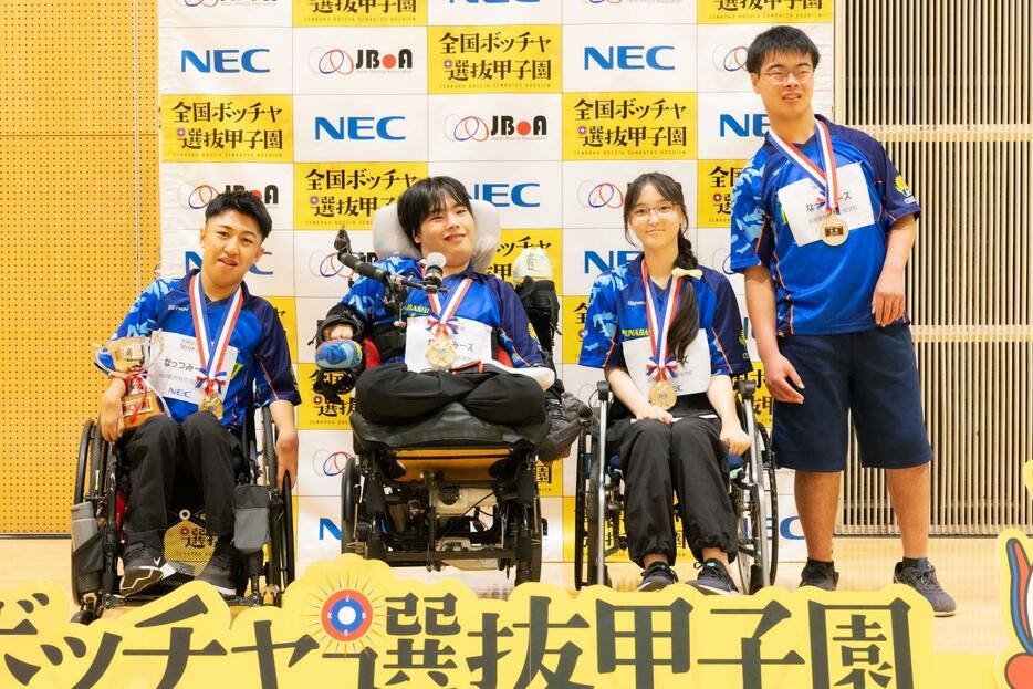 優勝した「なっつみーズ」の選手たち。（左から）大峯選手、小林選手、醍醐選手、深野選手（撮影：越智貴雄）