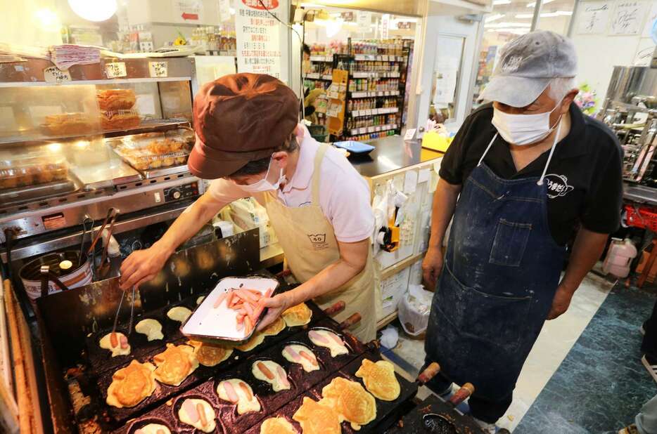 人気のたい焼き「うまだい」を製造する永野多美子さん＝８日、薩摩川内市の川内山形屋