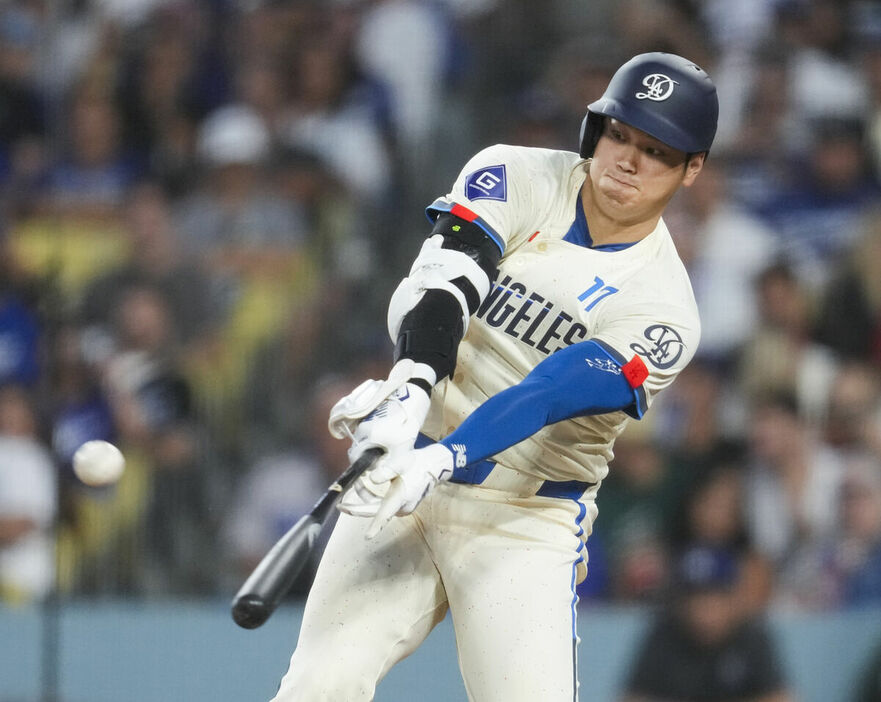 5回1死一塁、右翼ポール際へ41号逆転2ランを放ったドジャース・大谷翔平（AP）