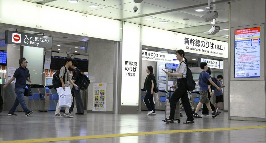 東海道新幹線の東京―名古屋間が終日運休となり、人がまばらなJR名古屋駅の新幹線改札口＝16日午前