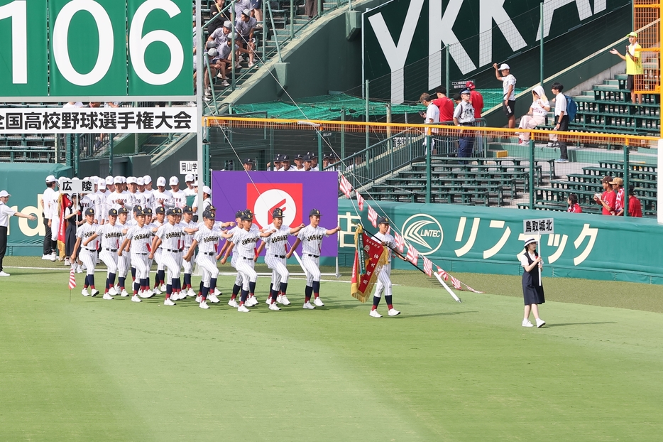 開会式で行進する鳥取城北の選手達.