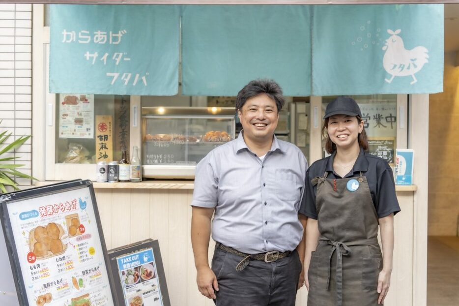 オーナーの関明泰さんと調理を担当している妻の真弓さん