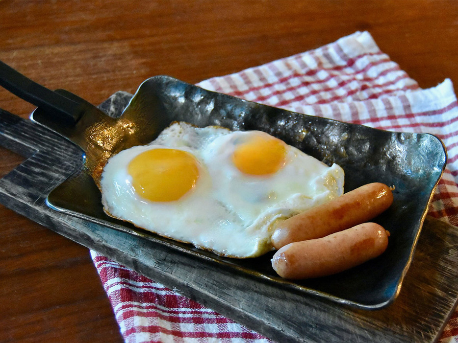 完成したフライパンで朝食づくり。鉄のフライパンで目玉焼きを焼くとなぜこんなに美味しくなるんでしょうね？