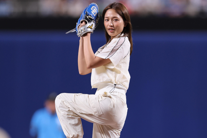 爽やかなファーストピッチで球場を沸かせた川口春奈（C）産経新聞社