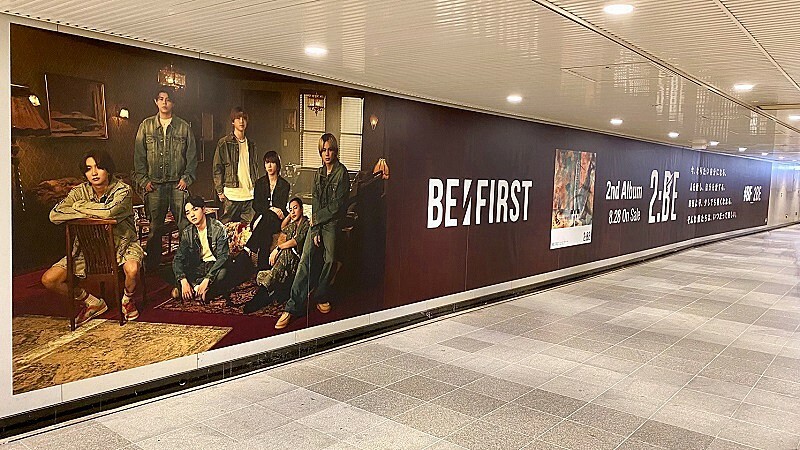 BE:FIRST、見る角度によってデザインが変わる特大特殊ポスターが東急渋谷駅構内に登場