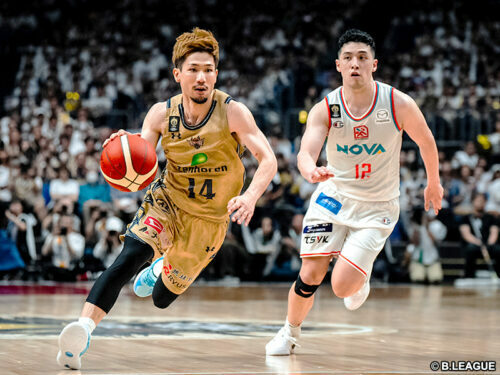 琉球の岸本隆一と広島の中村拓人［写真］＝B.LEAGUE