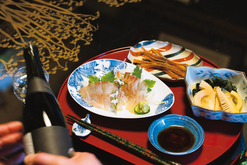 噛むほどに旨みが広がるヒラメの昆布〆に、奥さんの地元・里美で採れた掘り立てのタケノコが脇を固める。スルメは酒粕に漬け込んでから炙ったもの。