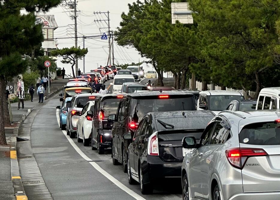 コストコ開業に伴い渋滞する周辺の県道＝24日午前9時半過ぎ、南城市玉城