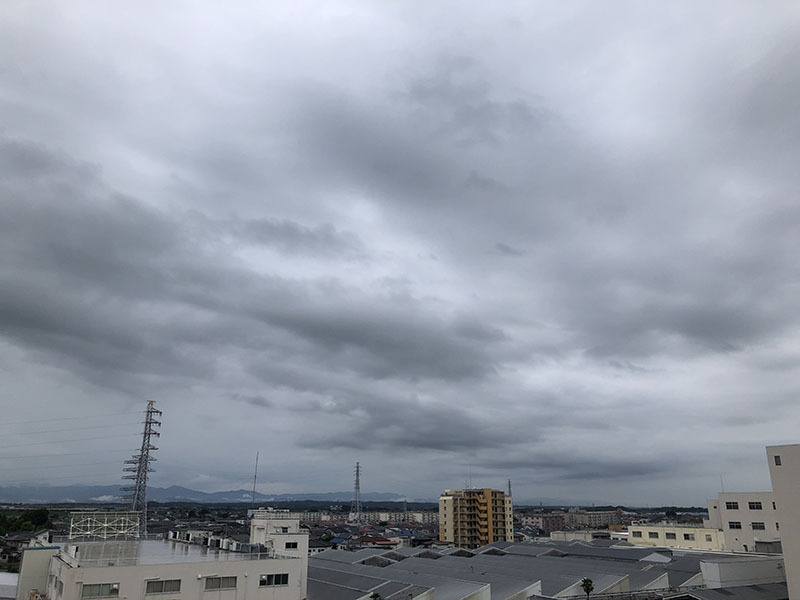 埼玉県鴻巣市から北に位置する熊谷市方面の空を撮影＝8月29日午後4時12分