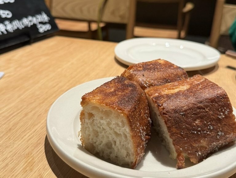 お代わり必至の焼き立てフォカッチャ