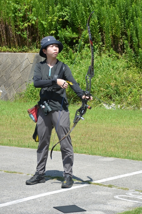 世界大会に向けて練習を重ねる北村選手（市アーチェリー場で）