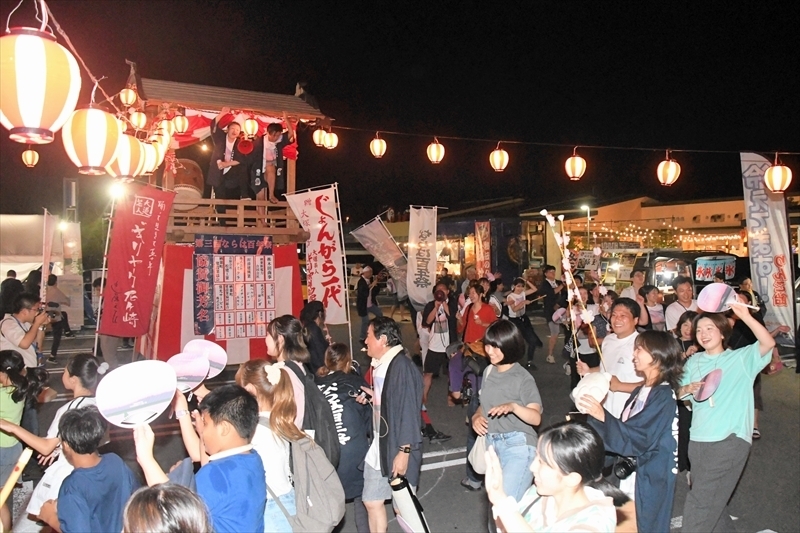 会場一体となってやぐらを囲んで踊り回った「ならは百年踊り」