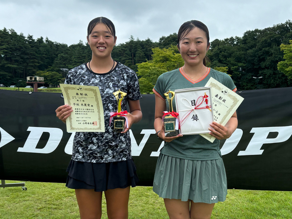 「ダンロップ第88回東北オープンテニス選手権大会」（宮城・ダンロップ泉パークタウンテニスクラブ）の女子シングルスで優勝を飾った吉川ひかる（フクシマガリレイ／右）と準優勝の早坂来麗愛（仙台育英学園高校）（写真提供◎宮城県テニス協会）