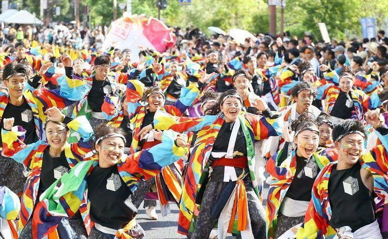 躍動感あふれる演舞で観客を魅了した踊り連のパレード＝18日、岡山市・市役所筋