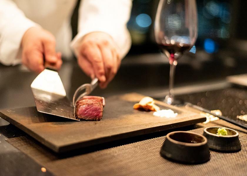 神戸の夜景を眺めながら〈ステーキハウス オリエンタル〉で特別なステーキディナー！