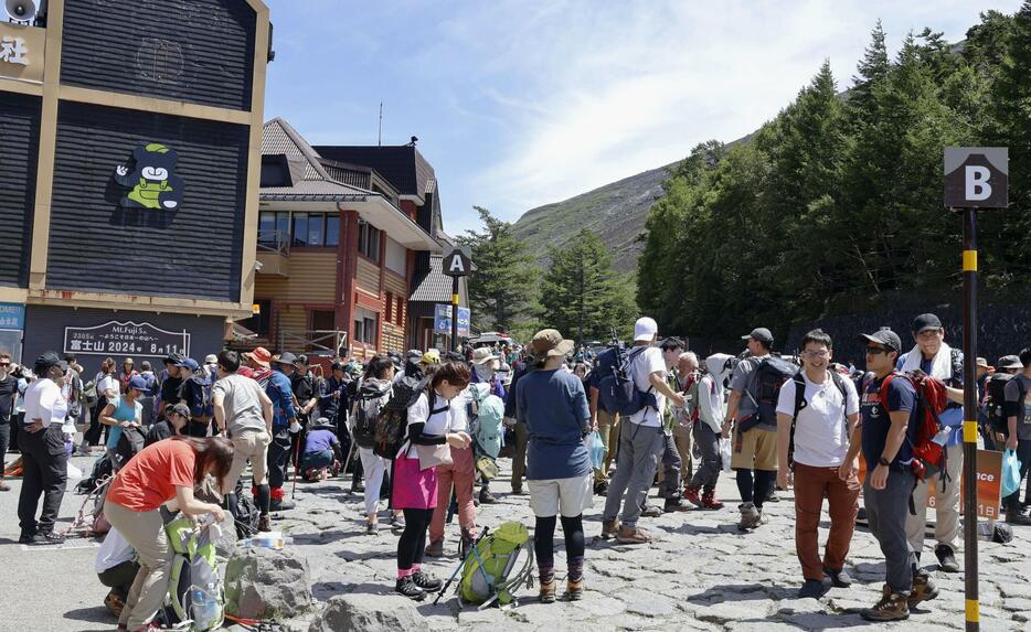 登山客でにぎわう富士山の山梨県側登山道「吉田ルート」の5合目＝11日