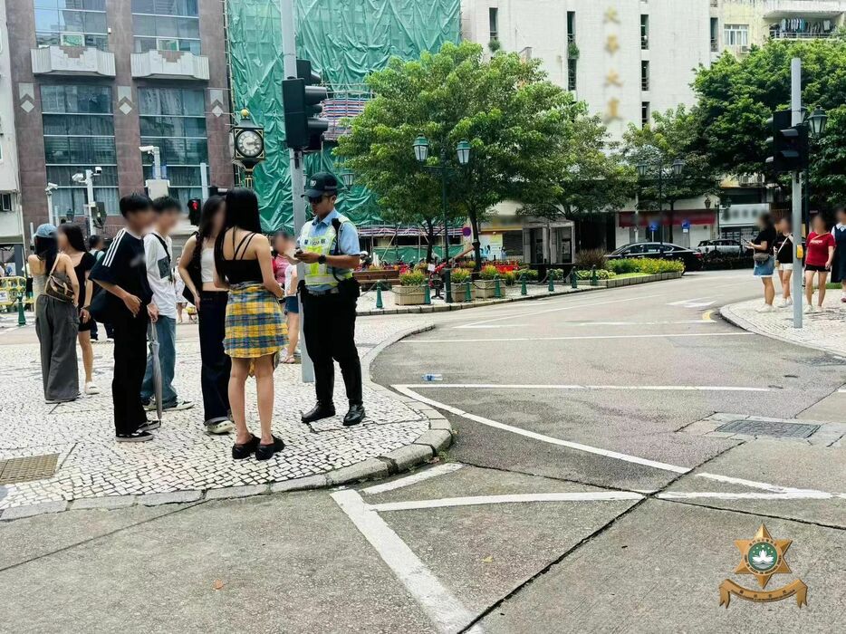 マカオ治安警察局が実施した歩行者の道路横断違反に対する取り締まりの様子＝マカオ半島・馬統領街付近（写真：マカオ治安警察局）